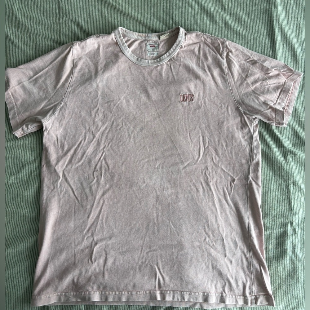 Levi’s relaxed fit t-shirt. Men’s Size large. Light pink colour.
